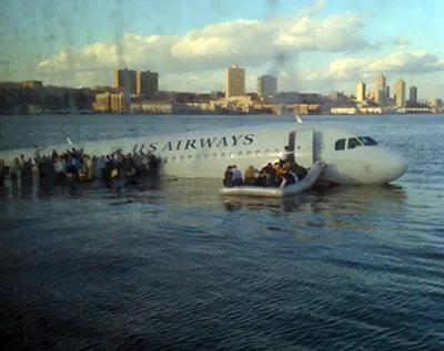 Passengers of the US Airways flight 1549 being rescued on the Hudson River. (Photo courtesy of Janis Krum / TwitPic)
